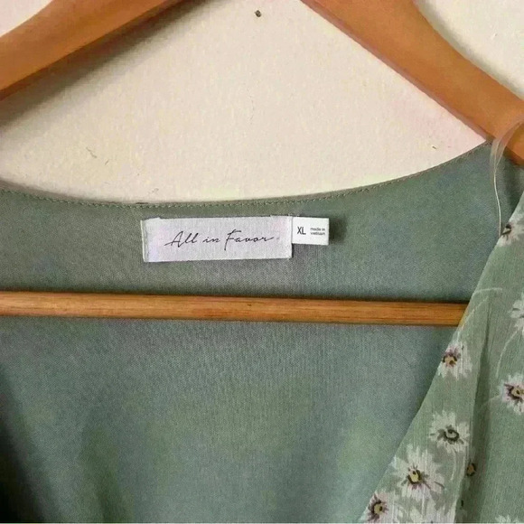 All in Favor Green Daisy Print Wrap Dress Size XL - Picture 3 of 4